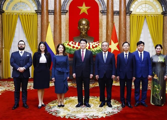 Chủ tịch nước Lương Cường với Đại sứ Cộng hoà Colombia Camila María Polo Flórez và các đại biểu tại Lễ trình Quốc thư. Ảnh: Lâm Khánh/TTXVN