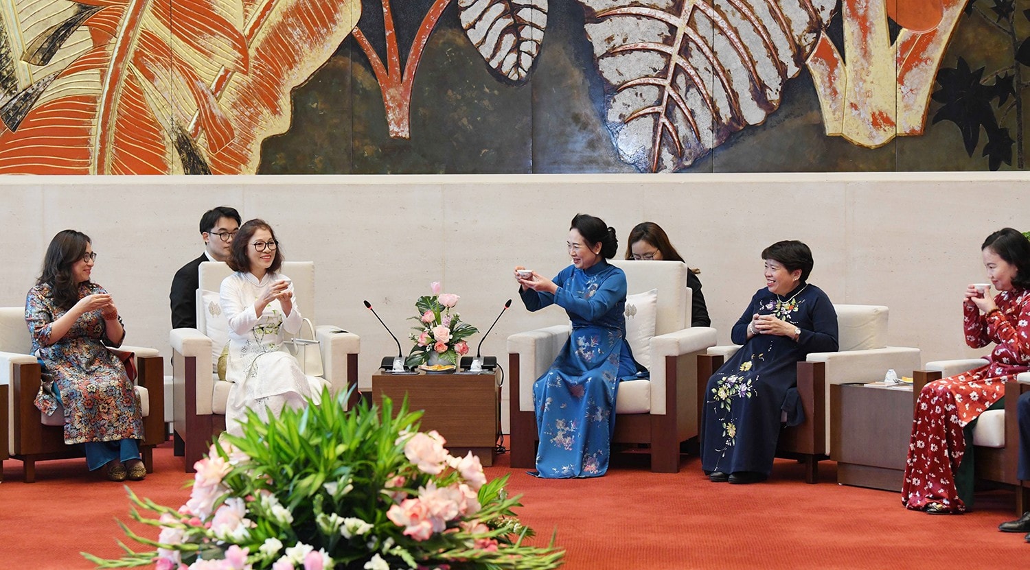 Phu nhân Nguyễn Thị Thanh Nga và Đoàn Nhóm Phụ nữ cộng đồng ASEAN thưởng thức trà Việt