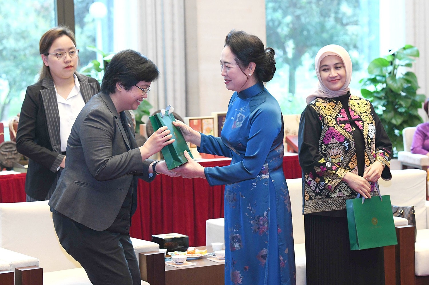 Phu nhân Nguyễn Thị Thanh Nga tặng quà lưu niệm cho các đại biểu