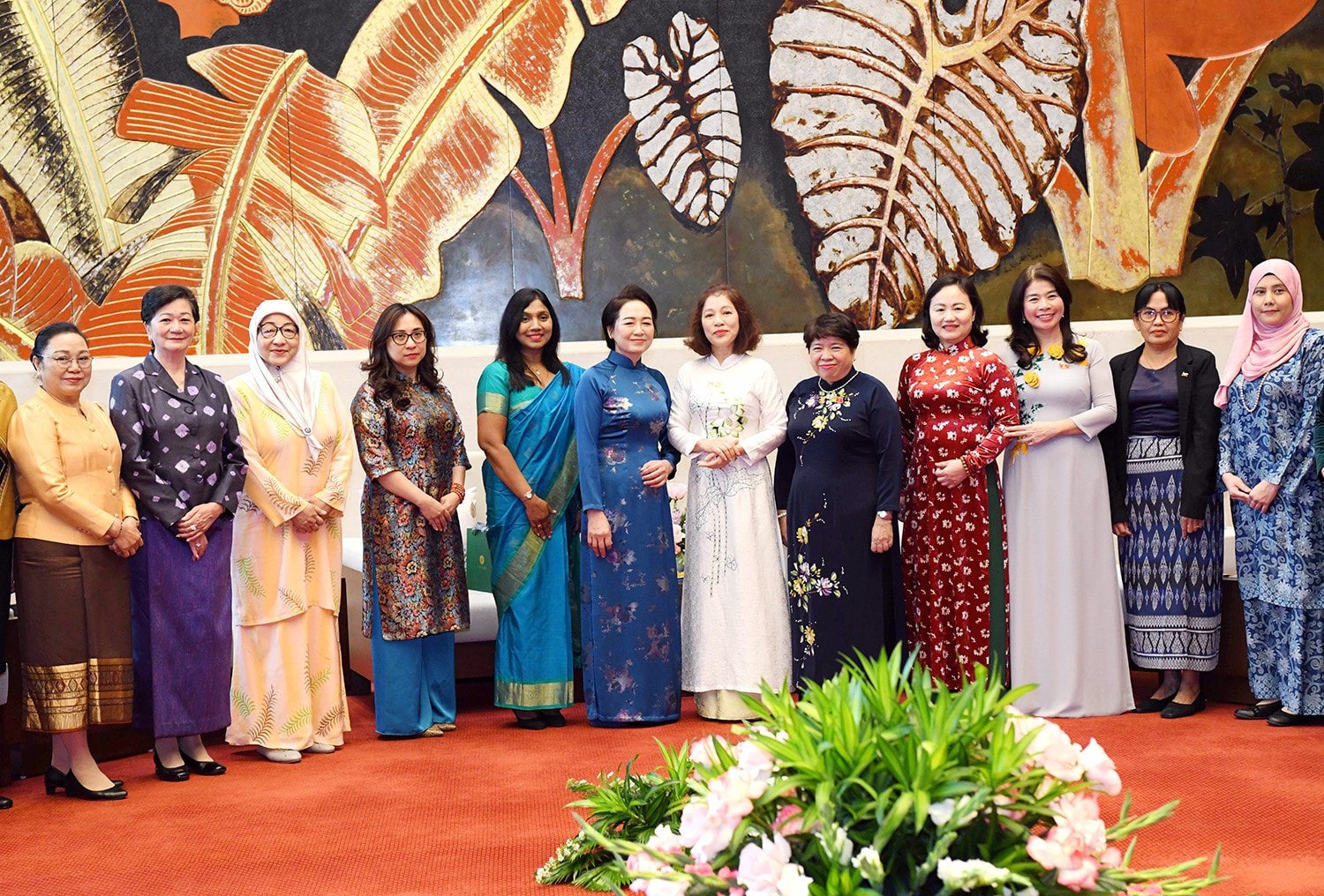 Phu nhân Nguyễn Thị Thanh Nga chụp ảnh với Nhóm Phụ nữ cộng đồng ASEAN