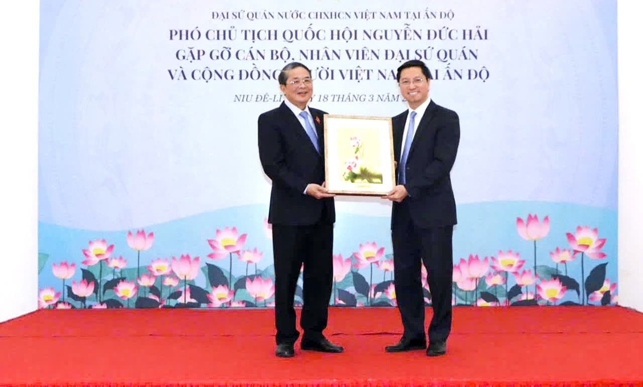 Phó Chủ tịch Quốc hội Nguyễn Đức Hải tặng quà lưu niệm Đại sứ quán Việt Nam tại Ấn Độ. Ảnh: TTXVN