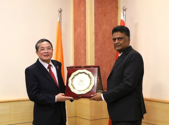 Vice Chairman of the Vietnamese National Assembly Nguyen Duc Hai (L) and Comptroller and Auditor General of India S.Sanjay Murthy. (Photo: VNA) Vice Chairman of the Vietnamese National Assembly Nguyen Duc Hai (L) and Comptroller and Auditor General of India S.Sanjay Murthy. (Photo: VNA)