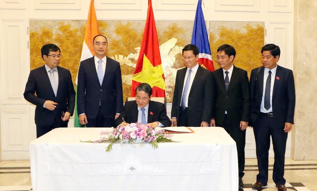 Phó Chủ tịch Quốc hội Nguyễn Đức Hải ghi lưu bút tại trụ sở Đại sứ quán Việt Nam tại Ấn Độ. Ảnh: TTXVN
