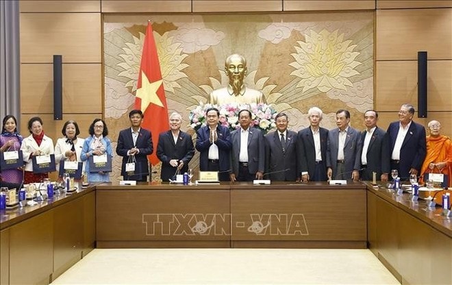 National Assembly Chairman Tran Thanh Man presents gifts to Soc Trang's NA deputies. (Photo: VNA) National Assembly Chairman Tran Thanh Man presents gifts to Soc Trang's NA deputies. (Photo: VNA)
