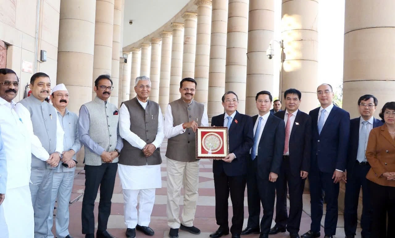 Chủ tịch Ủy ban Tài chính, Hạ viện Ấn Độ Bhartruhari Mahtab trao quà lưu niệm tặng Phó Chủ tịch Quốc hội Nguyễn Đức Hải và Đoàn. Ảnh: TTXVN