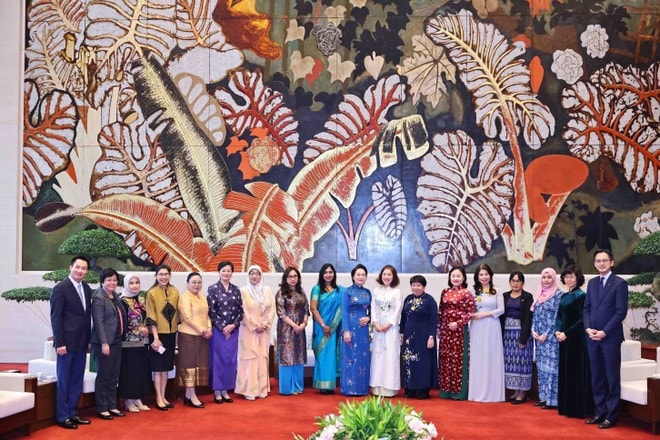 Nguyen Thi Thanh Nga, spouse of National Assembly Chairman Tran Thanh Man, and members of the ASEAN Women’s Circle of Hanoi (Photo: VNA) Nguyen Thi Thanh Nga, spouse of National Assembly Chairman Tran Thanh Man, and members of the ASEAN Women’s Circle of Hanoi (Photo: VNA)