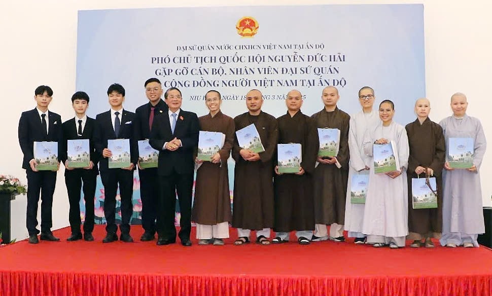 Phó Chủ tịch Quốc hội Nguyễn Đức Hải trao quà tặng các sinh viên, tăng, ni sinh Việt Nam đang học tập tại Ấn Độ. Ảnh: TTXVN