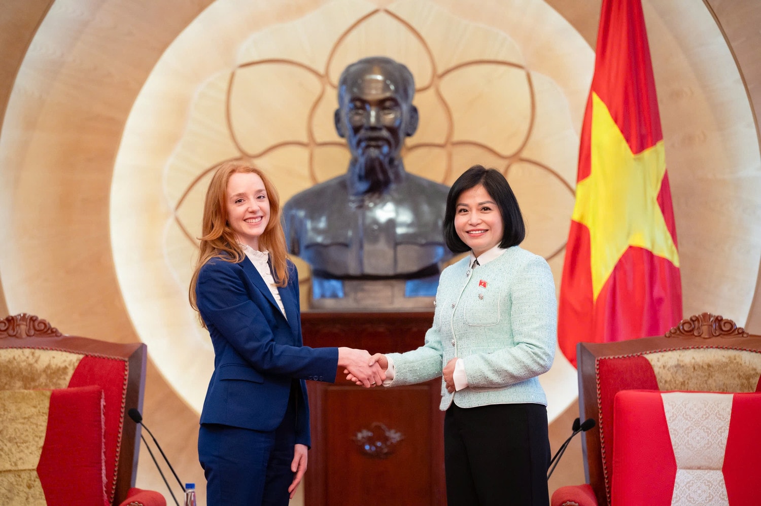 Đại biểu Quốc hội hoạt động chuyên trách tại Ủy ban Quốc phòng, An ninh và Đối ngoại Thái Quỳnh Mai Dung tiếp Chánh văn phòng Ủy ban Đối ngoại Hạ viện Hoa Kỳ Maggie Goessler