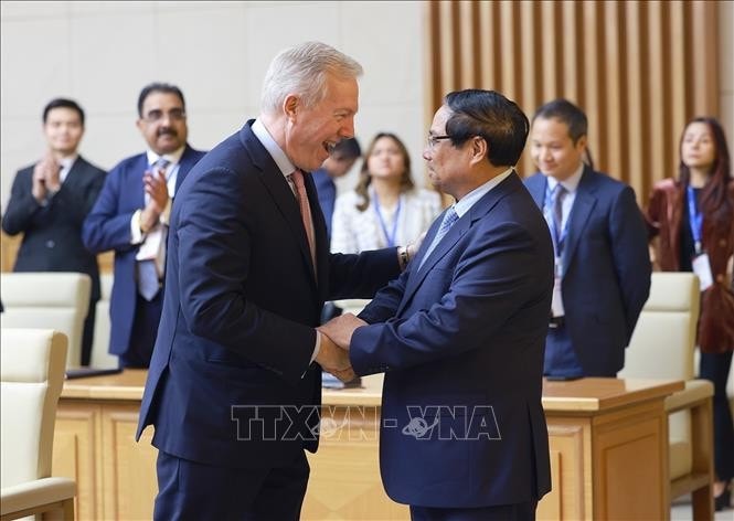 Thủ tướng Phạm Minh Chính và Chủ tịch kiêm Tổng giám đốc Hội đồng Kinh doanh Hoa Kỳ - ASEAN (USABC) Ted Osius. Ảnh: Dương Giang/TTXVN