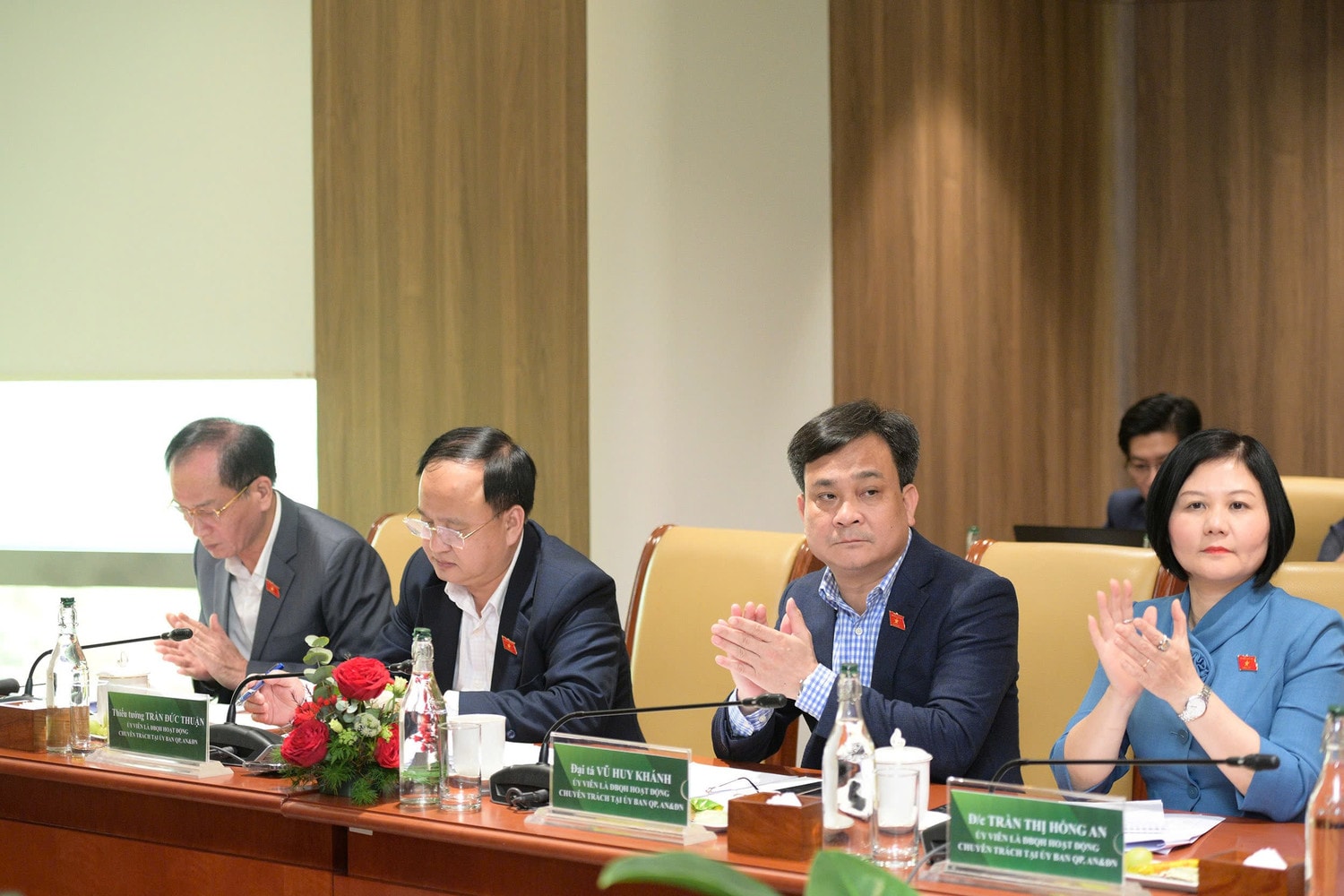 Các đại biểu tham dự cuộc làm việc với Vietcombank