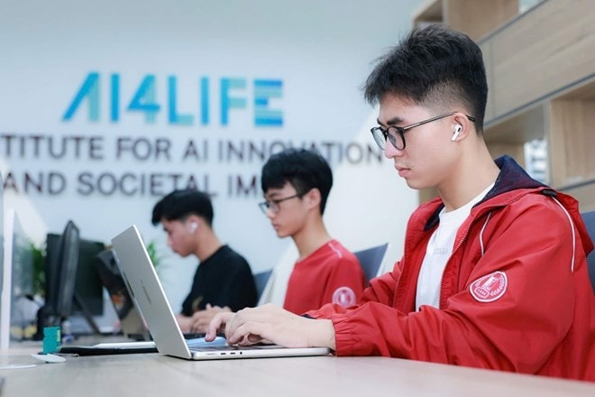 Sinh viên trường Công nghệ Thông tin (Đại học Bách Khoa Hà Nội) nghiên cứu tại Trung tâm AI4life.