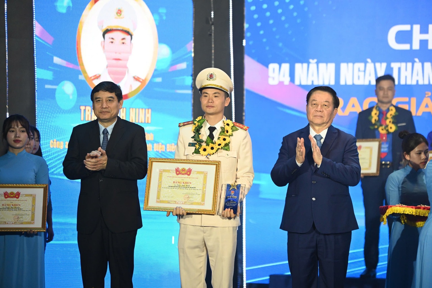Ủy viên Bộ Chính trị, Bí thư Trung ương Đảng, Trưởng Ban Tuyên giáo và Dân vận Trung ương Nguyễn Trọng Nghĩa; Ủy viên Trung ương Đảng, Chủ nhiệm Ủy ban Văn hóa và Xã hội Nguyễn Đắc Vinh trao Giải thưởng Lý Tự Trọng năm 2025. Ảnh: Đức Hiệp