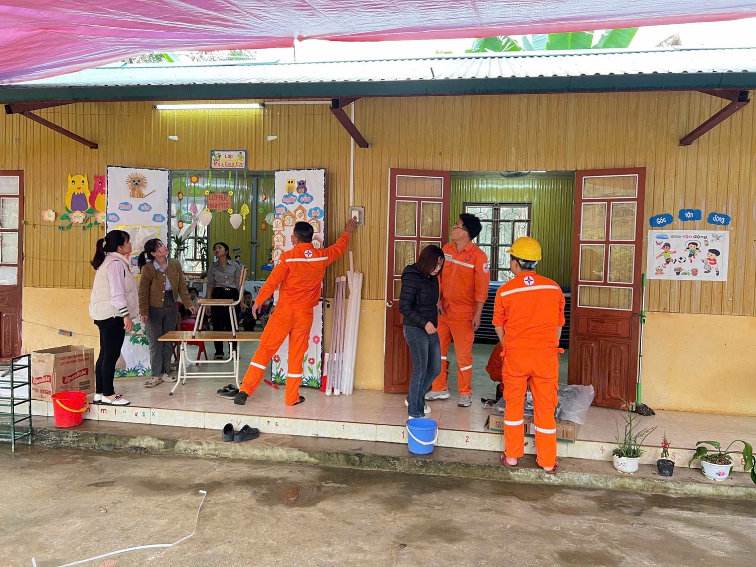 cbcnv-nha-may-thuy-dien-nam-dong-iii-sua-chua-duong-dien-thay-moi-bong-den-dien-va-he-thong-chieu-sang-cho-co-va-tro-tai-diem-truong-lang-linh.jpg