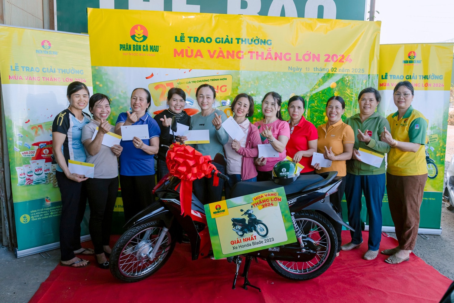 h1-ba-con-vui-mung-khi-nhan-duoc-giai-thuong-cua-phan-bon-ca-mau-tai-dai-ly-phung-tung-dak-lak-1.jpg