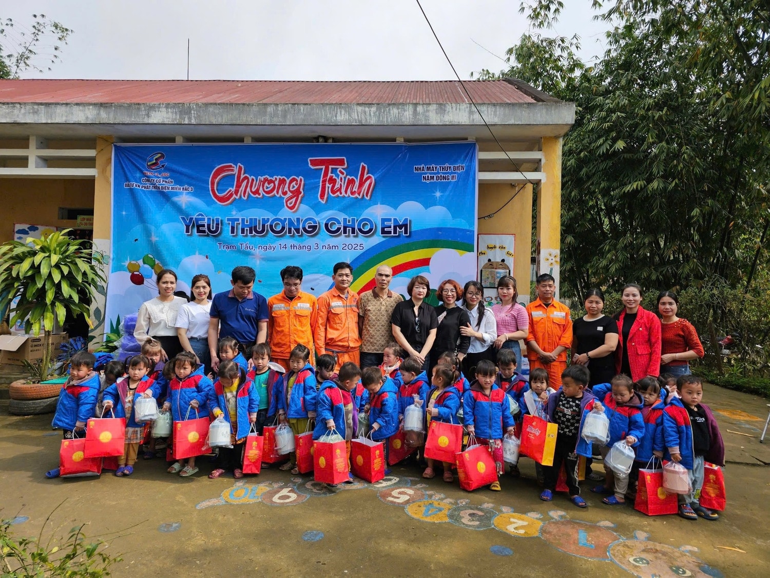 ban-lanh-dao-cong-ty-va-bch-cong-doan-cong-ty-tang-qua-tai-diem-truong-pa-khoang.jpg