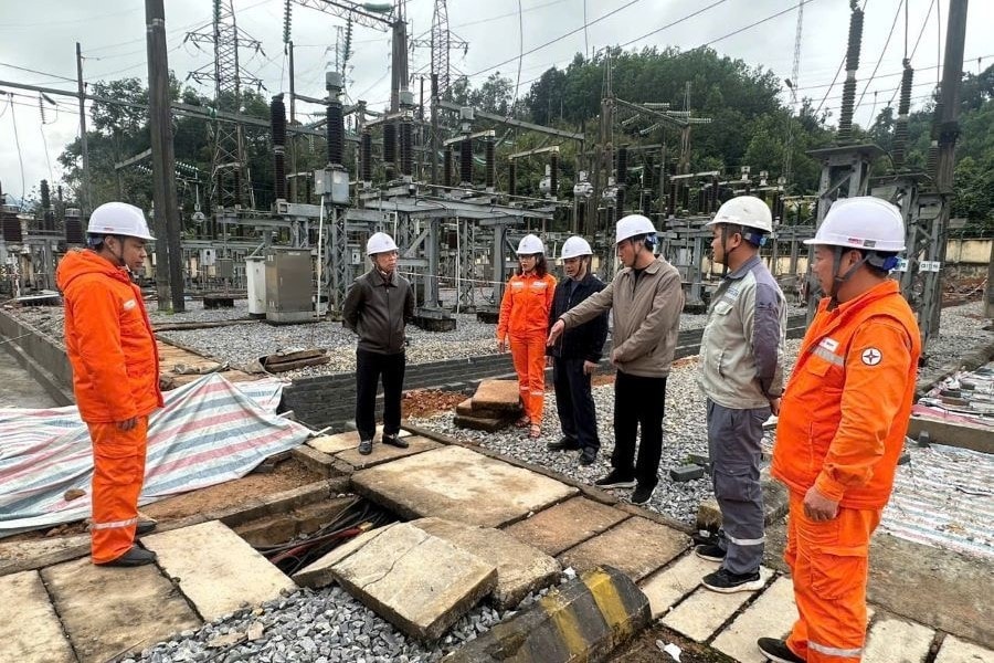 tran-van-bang-giam-doc-pc-ha-giang-dung-giua-truc-tiep-kiem-tra-tien-do-du-an-nang-cao-do-tin-cay-van-hanh-thiet-bi-tba-110kv-tai-xi-nghiep-luoi-dien-cao-the.jpg