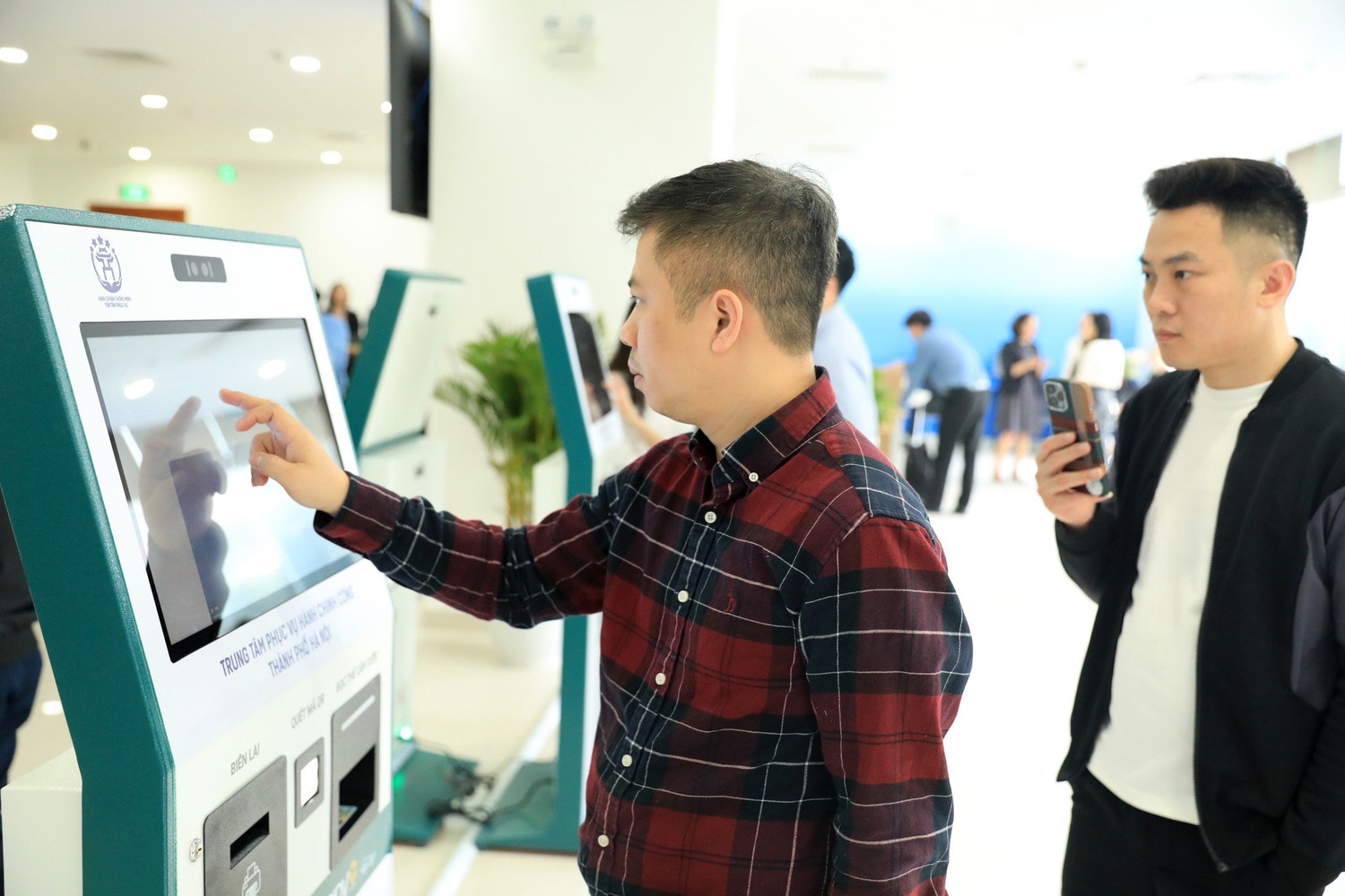 Thành phố Hà Nội tập trung đẩy mạnh ứng dụng CNTT tại các trung tâm phục vụ hành chính công để phục vụ tốt nhất cho người dân. Ảnh: P. L