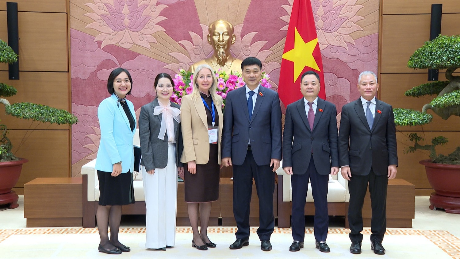 Phó Chủ tịch Quốc hội Vũ Hồng Thanh, Giám đốc điều hành phụ trách quan hệ Chính phủ của Tập đoàn Ford Motor Simonetta Verdi và các đại biểu chụp ảnh lưu niệm