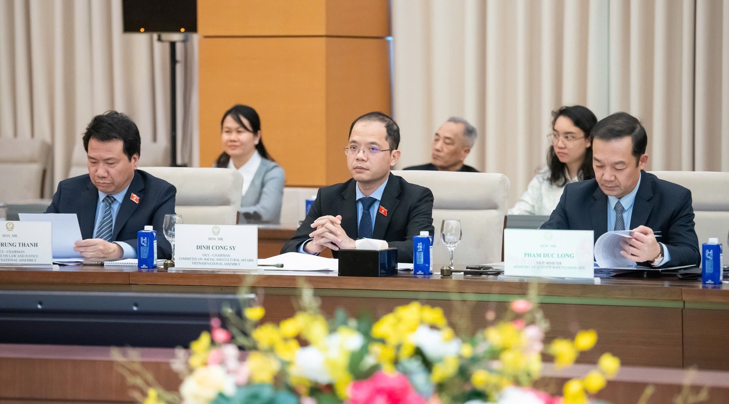 Đại diện Thường trực các cơ quan của Quốc hội, đại diện lãnh đạo một số bộ, ngành tham dự cuộc làm việc. Ảnh: Nghĩa Đức
