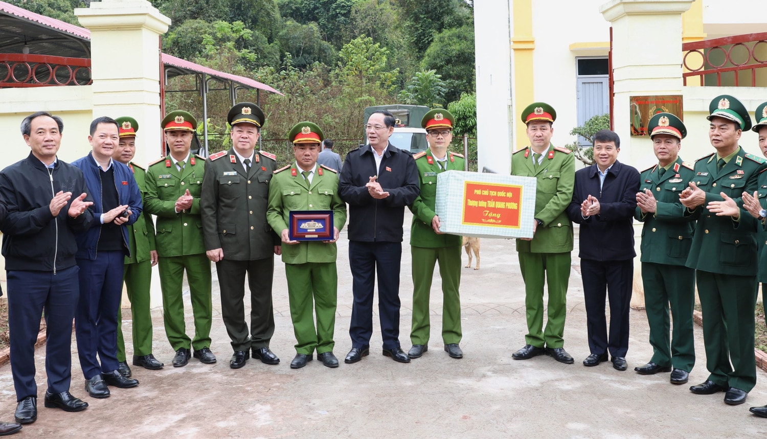 Phó Chủ tịch Quốc hội, Thượng tướng Trần Quang Phương trao quà tặng Công an xã Sín Thầu