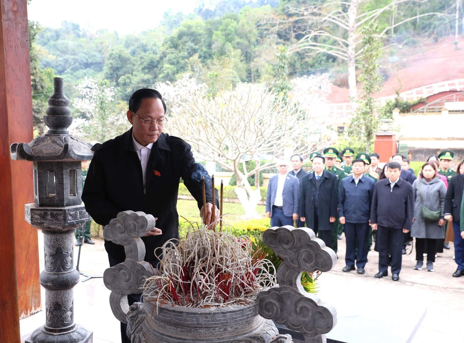 Phó Chủ tịch Quốc hội, Thượng tướng Trần Quang Phương và Đoàn công tác dâng hương tại Khu tưởng niệm Anh hùng liệt sỹ Trần Văn Thọ tại xã Leng Su Sìn, huyện Mường Nhé, Điện Biên