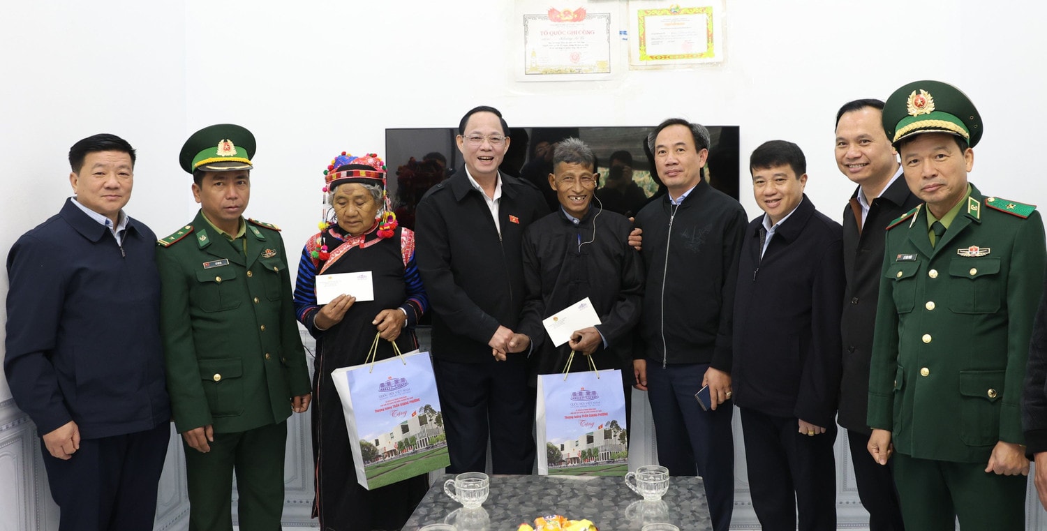 Phó Chủ tịch Quốc hội, Thượng tướng Trần Quang Phương tặng quà cho 2 hộ gia đình chính sách tại xã Sín Thầu