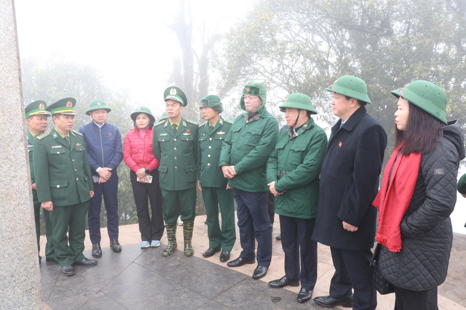 Phó Chủ tịch Quốc hội, Thượng tướng Trần Quang Phương và Đoàn công tác thăm và khảo sát Mốc giao điểm đường biên giới 3 nước Việt Nam - Lào - Trung Quốc, điểm cực Tây Việt Nam tại bản Tá Miếu, xã Sín Thầu, huyện Mường Nhé, Điện Biên.