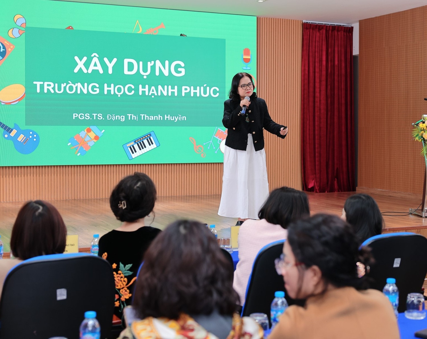 PGS.TS Đặng Thị Thanh Huyền, Viện trưởng Viện Nghiên cứu và Phát triển quản lý giáo dục, chia sẻ về trường học hạnh phúc. Ảnh: Trần Đức Quyết