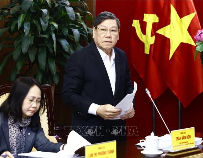 Ủy viên Trung ương Đảng, Phó Chủ nhiệm Thường trực Ủy ban Kiểm tra Trung ương Trần Văn Rón, Phó Trưởng đoàn Thường trực Đoàn kiểm tra số 1907 trình bày dự thảo báo cáo. Ảnh: Lâm Khánh/TTXVN
