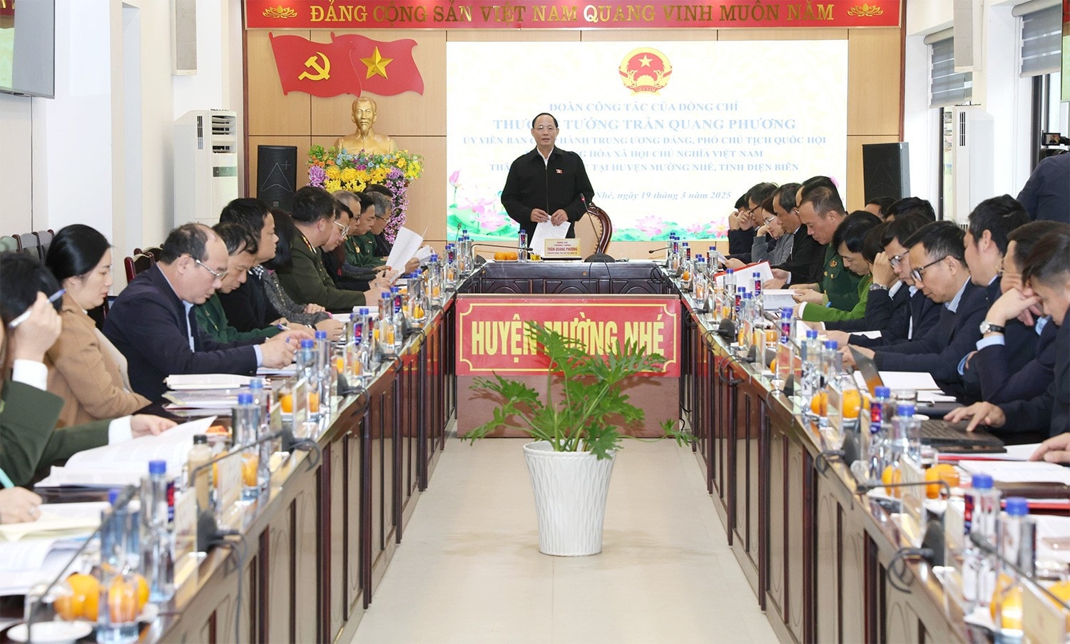 Quang cảnh cuộc làm việc