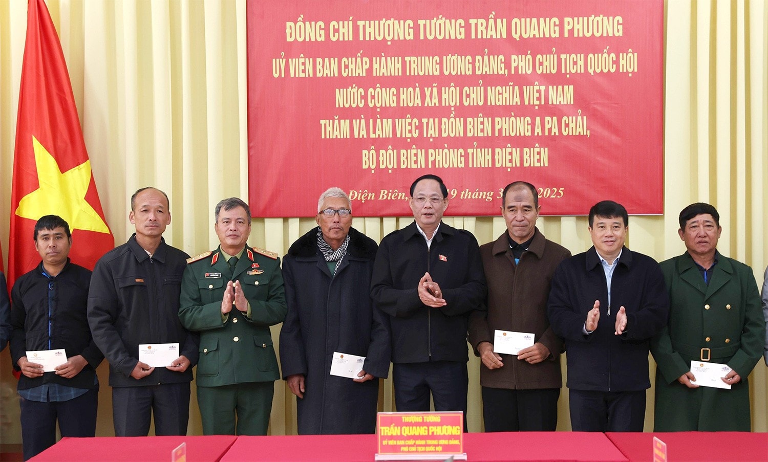 Phó Chủ tịch Quốc hội, Thượng tướng Trần Quang Phương tặng quà cho già làng, trưởng bản, người có uy tín trên địa bàn xã Sín Thầu