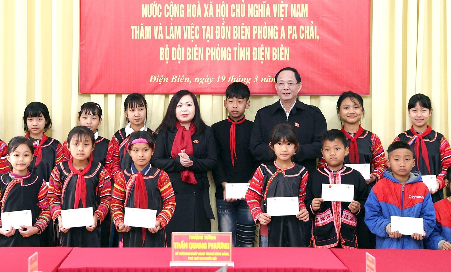 Phó Chủ tịch Quốc hội, Thượng tướng Trần Quang Phương tặng quà cho các học sinh trong chương trình “Con nuôi Đồn Biên phòng”, học sinh có hoàn cảnh khó khăn, học giỏi tại xã Sín Thầu