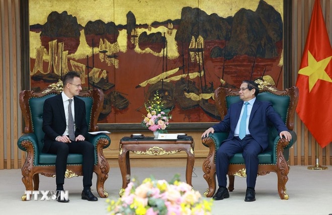 Thủ tướng Phạm Minh Chính tiếp Bộ trưởng Bộ Ngoại giao và Kinh tế đối ngoại Hungary Szijjártó Péter. Ảnh: Dương Giang/TTXVN