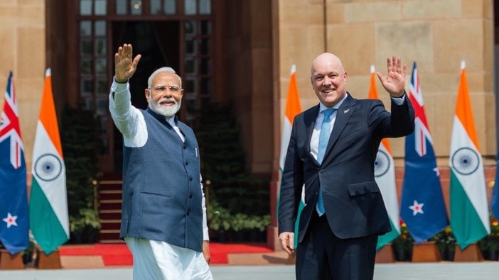 Thủ tướng Ấn Độ Narendra Modi và người đồng cấp New Zealand Christopher Luxon chào báo chí trước khi vào hội đàm ngày 17.3. Ảnh: Interest.co.nz