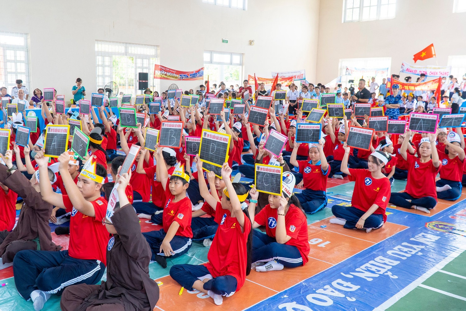thi-sinh-dua-suc-tranh-tai-theo-hinh-thuc-rung-chuong-vang-tai-vong-chung-ket-cuoc-thi-em-yeu-bien-dao-que-huong-tren-dia-ban-tpba-ria-nam-2024.jpg