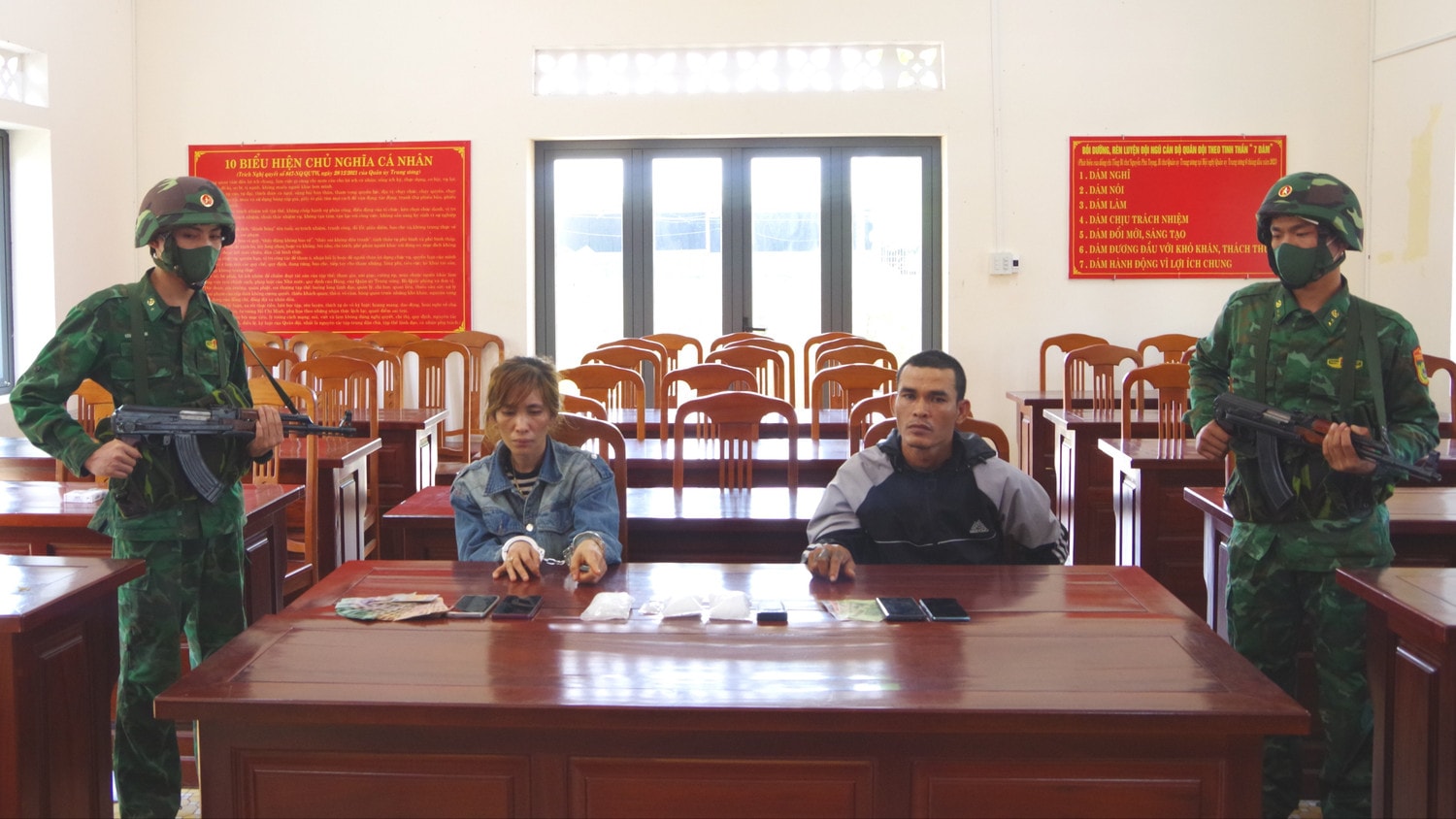 2-hai-doi-tuong-le-thi-kim-lien-va-nguyen-hai-ho-cung-tang-vat-vi-pham-tai-don-bien-phong-phuoc-loc.jpg