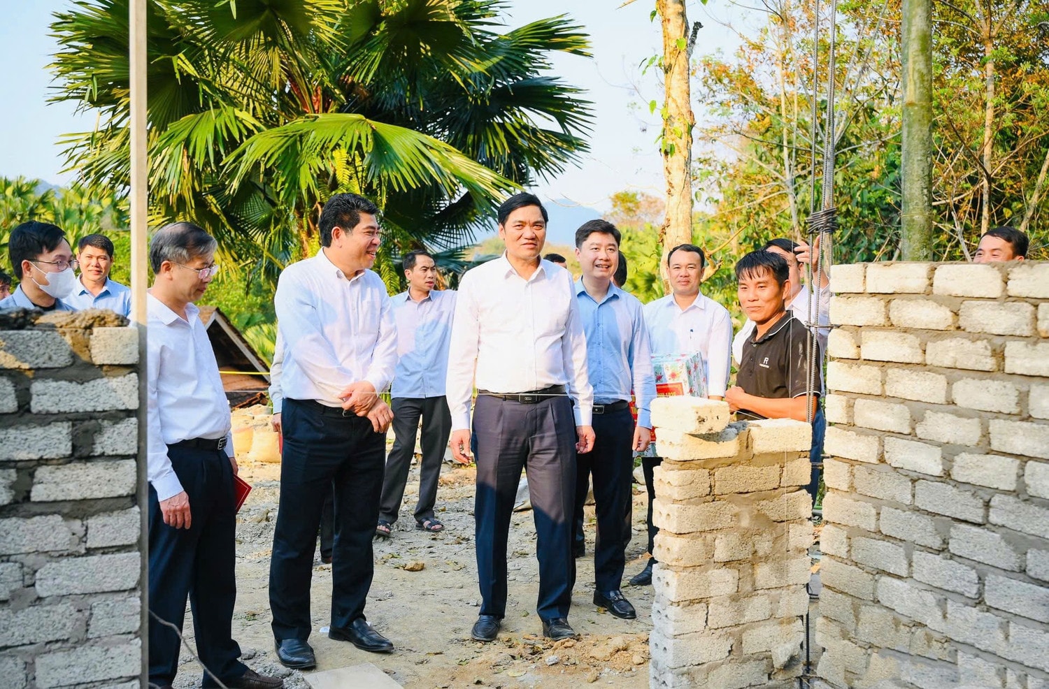 Phó Bí thư Thường trực Tỉnh ủy, Chủ tịch HĐND tỉnh Hoàng Nghĩa Hiếu kiểm tra xây dựng nhà cho hộ nghèo Vi Văn Sáo ở huyện Tương Dương