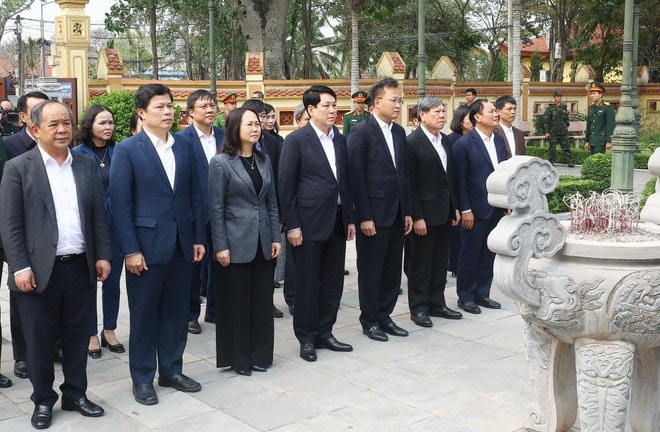 State President Luong Cuong and his entourage offer incense at the memorial site of late Party General Secretary Nguyen Van Linh in Yen My district. (Photo: VNA) State President Luong Cuong and his entourage offer incense at the memorial site of late Party General Secretary Nguyen Van Linh in Yen My district. (Photo: VNA)
