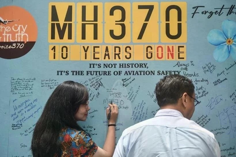 People commemorate the victims of Malaysia Airlines Flight MH370 in Subang Jaya, Malaysia, on March 3, 2024. (Photo: AFP/VNA) mh370-resize.jpg