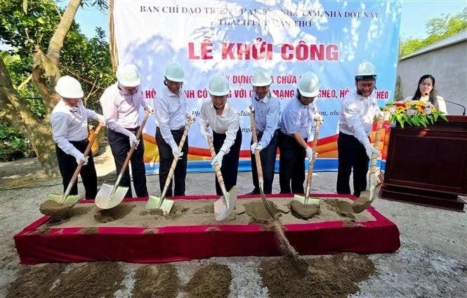 Delegates at the ground-breaking ceremony for the construction of eight houses. (Photo: VNA) vna-potal-can-tho-phan-dau-hoan-thanh-xoa-nha-tam-nha-dot-nat-truoc-ngay-304-7920904.jpg