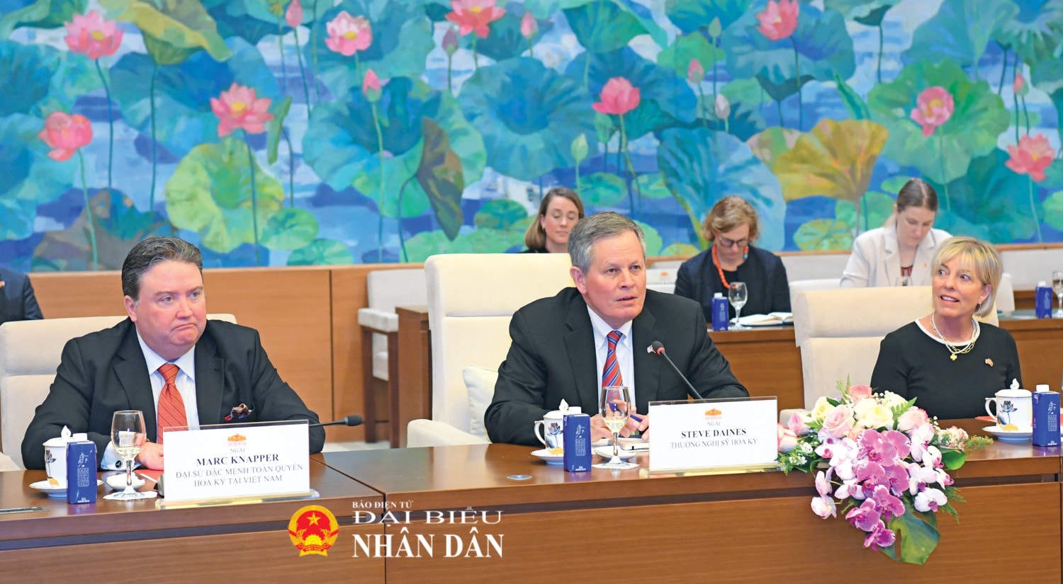 Thượng nghị sỹ Hoa Kỳ Steve David Daines phát biểu tại cuộc tiếp. Ảnh: Lâm Hiển