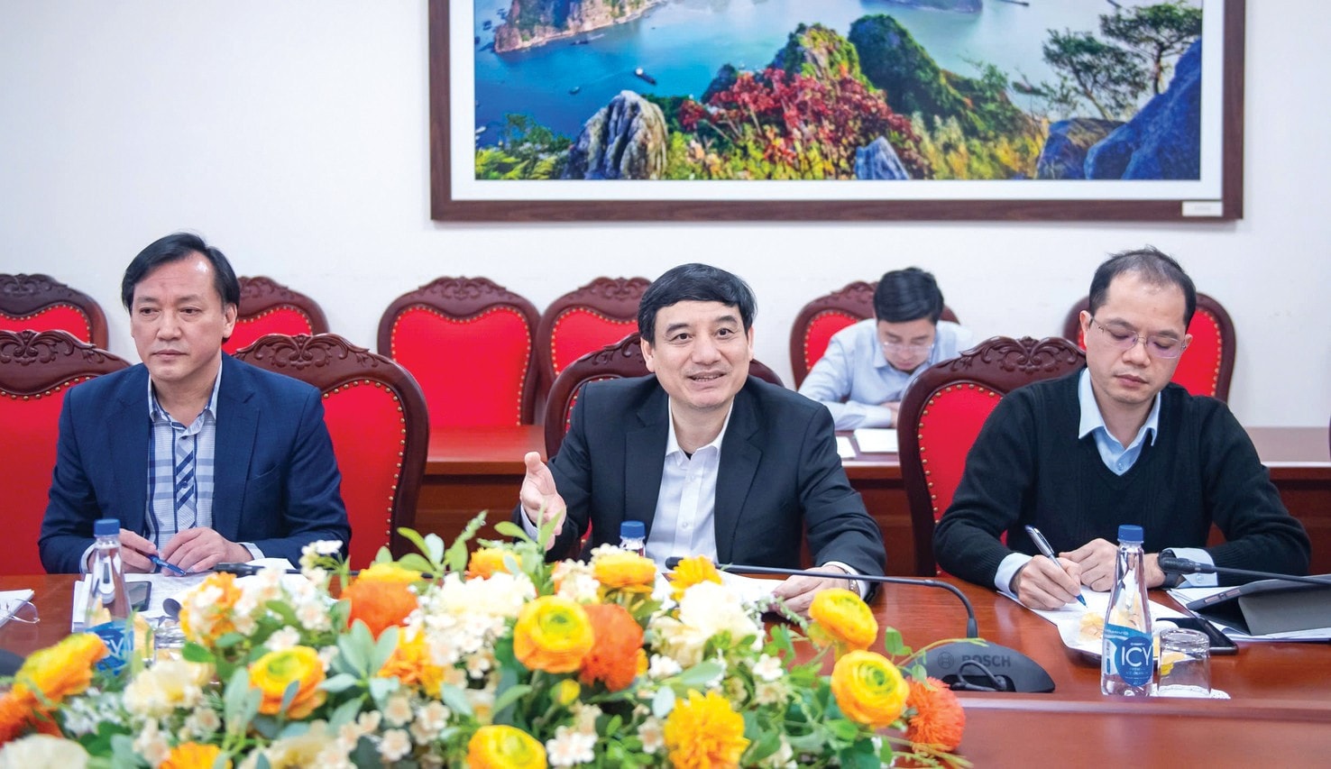 Chủ nhiệm Ủy ban Văn hóa và Xã hội Nguyễn Đắc Vinh chủ trì phiên họp của Ban biên soạn sách “Lịch sử Quốc hội Việt Nam” tập 5. Ảnh: Nghĩa Đức