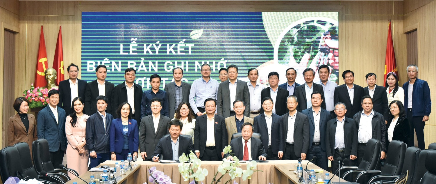 Phó Chủ tịch Quốc hội Lê Minh Hoan và các đại biểu chứng kiến Lễ ký kết hợp tác giữa Viện Khoa học Nông nghiệp Việt Nam và Trung tâm khuyến nông quốc gia. Ảnh: Quang Khánh