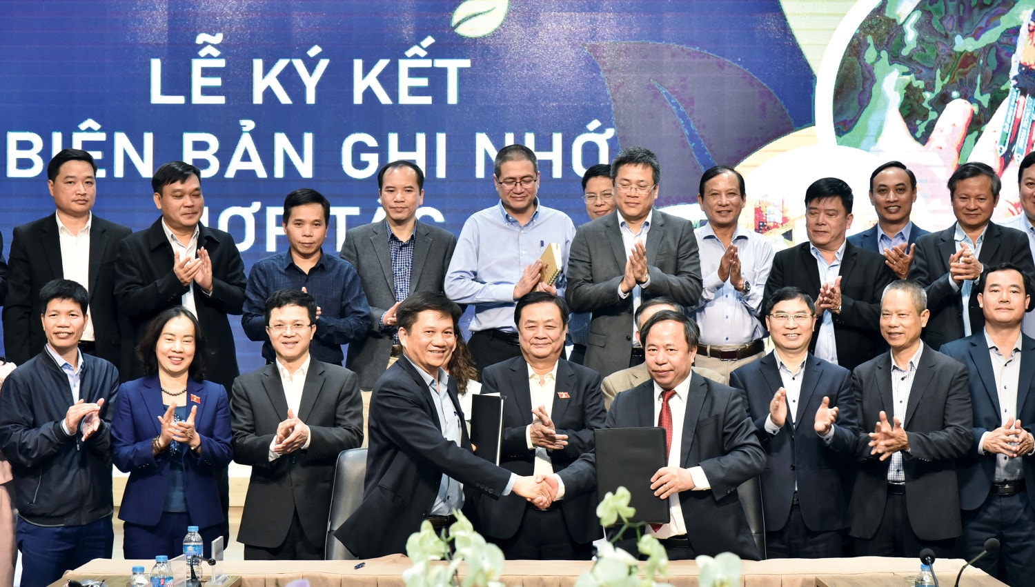 Phó Chủ tịch Quốc hội Lê Minh Hoan và các đại biểu chứng kiến Lễ ký kết hợp tác giữa Viện Khoa học Nông nghiệp Việt Nam và Trung tâm khuyến nông quốc gia. Ảnh: Quang Khánh
