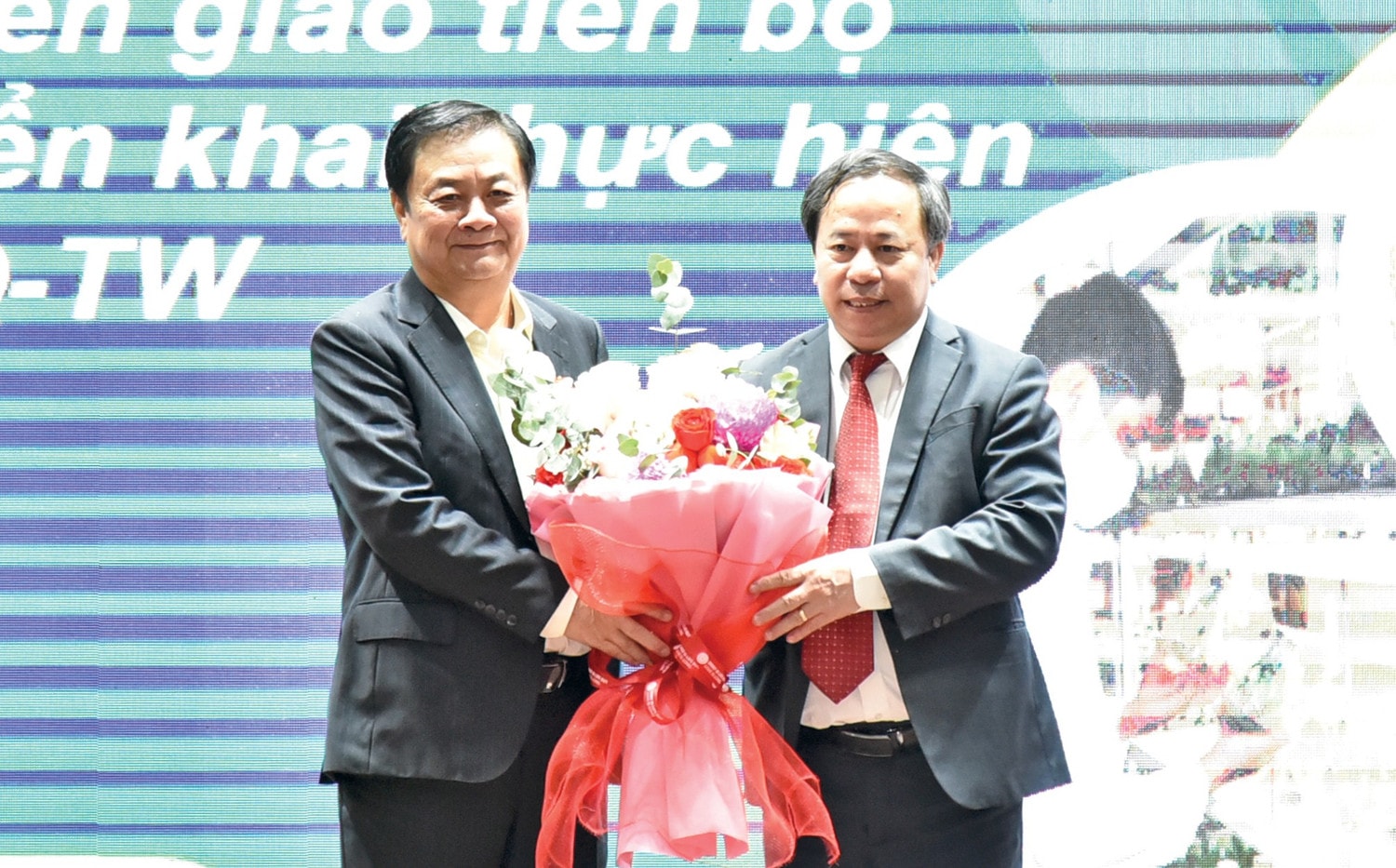 Viện Khoa học Nông nghiệp Việt Nam tặng hoa Phó Chủ tịch Quốc hội Lê Minh Hoan. Ảnh: Quang Khánh
