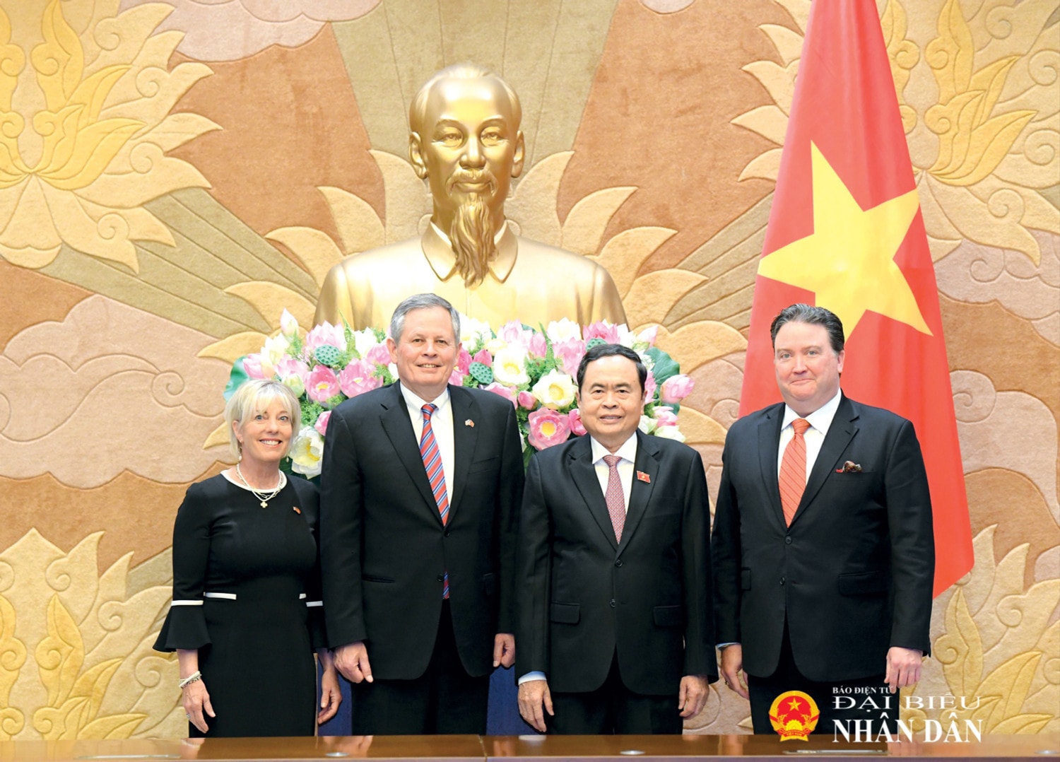 Chủ tịch Quốc hội Trần Thanh Mẫn, Thượng nghị sỹ Hoa Kỳ Steve David Daines và các đại biểu tại cuộc tiếp. Ảnh: Lâm Hiển