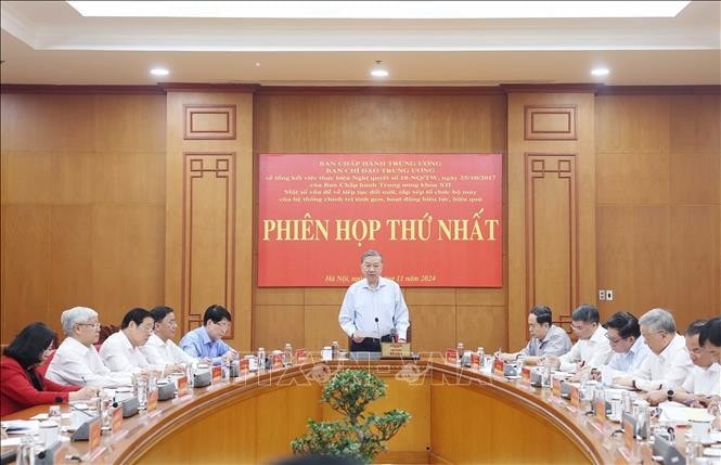Tổng Bí thư Tô Lâm, Trưởng Ban Chỉ đạo Trung ương về tổng kết thực hiện Nghị quyết số 18 - NQ/TW, ngày 25.10.2017 của Ban Chấp hành Trung ương Đảng khoá XII "Một số vấn đề về tiếp tục đổi mới, sắp xếp tổ chức bộ máy của hệ thống chính trị tinh gọn, hoạt động hiệu lực, hiệu quả" chủ trì Phiên họp thứ nhất của Ban Chỉ đạo, ngày 19.11.2024. Ảnh: Thống Nhất/TTXVN