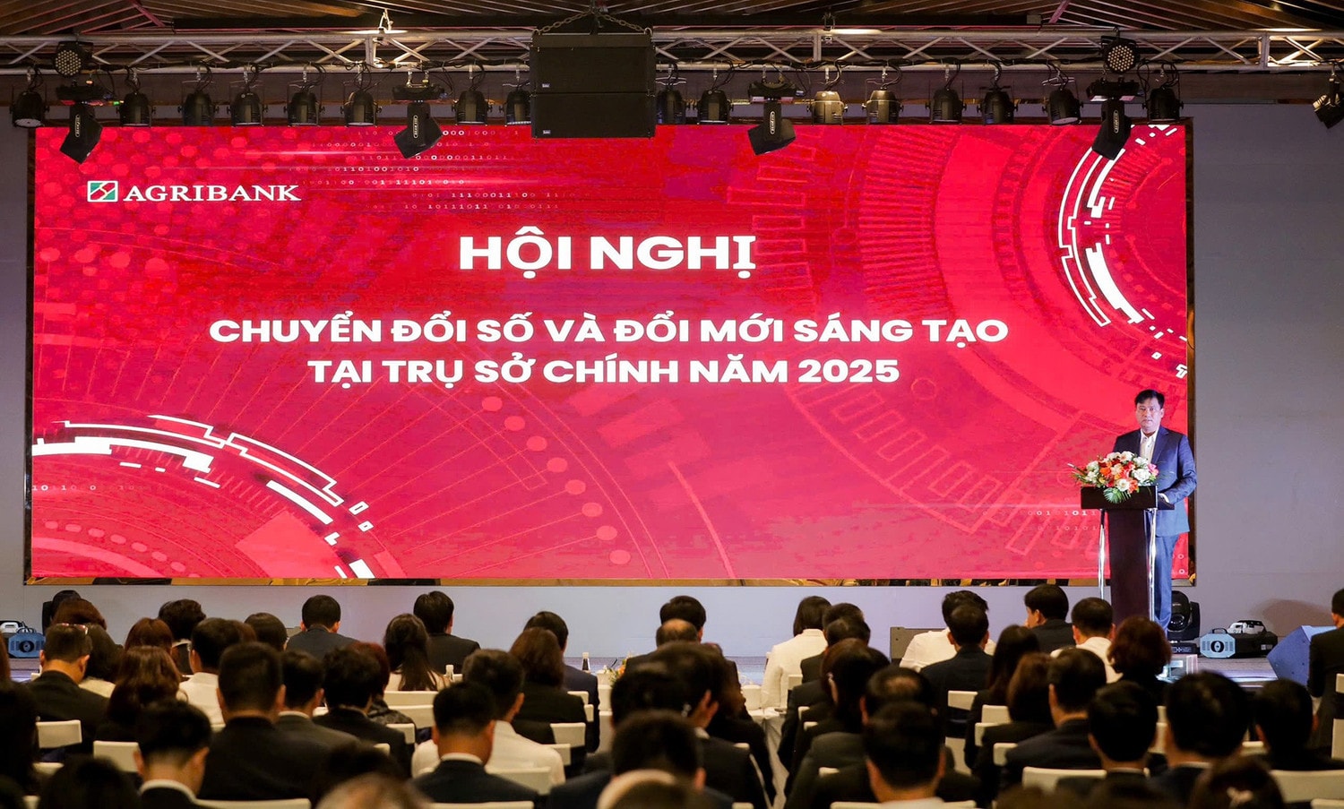 Phó Bí thư phụ trách Đảng bộ, Thành viên HĐTV, Tổng Giám đốc Agribank Phạm Toàn Vượng phát biểu tại Hội nghị chuyển đổi số và đổi mới sáng tạo Agribank năm 2025