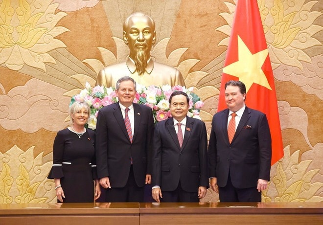 NA Chairman Tran Thanh Man meets with US Senator Steve Daines and his spouse. (Photo: VNA) NA Chairman Tran Thanh Man meets with US Senator Steve Daines and his spouse. (Photo: VNA)