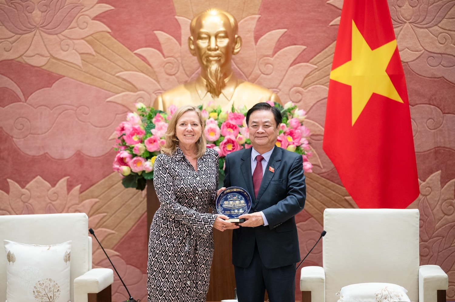 Phó Chủ tịch Quốc hội Lê Minh Hoan tặng quà lưu niệm Giám đốc WB tại Việt Nam, Campuchia và Lào Mariam Sherman